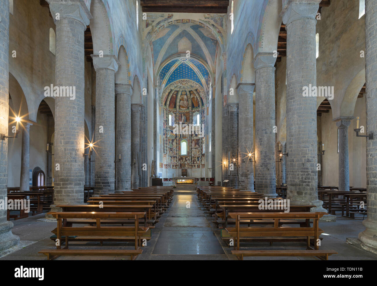 COMO, Italia - 9 de mayo de 2015: La iglesia basílica de San Abbondio con los frescos medievales por artista desconocido 'Maestro di Sant'Abbondio' (1315 - 1324). Foto de stock