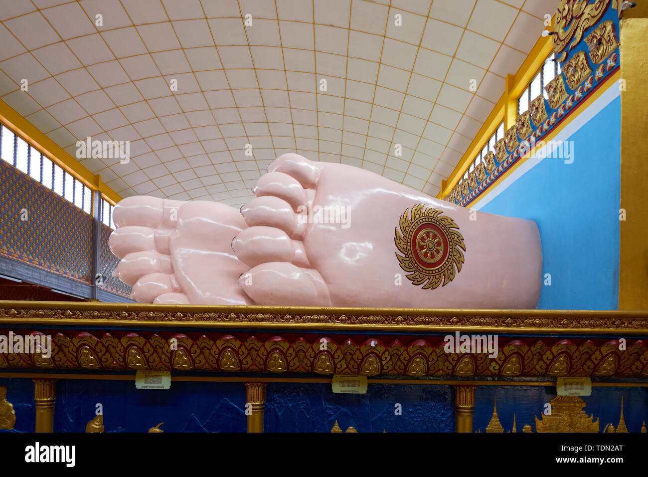 La parte inferior patas inmensas de Buda en el templo del Buda reclinado en George Town, en Penang, Malasia. Foto de stock