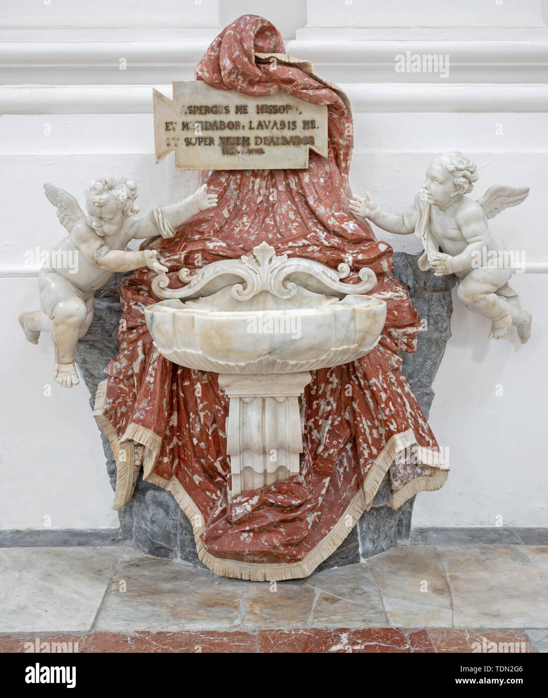 CATANIA, Italia, 7 de abril de 2018: Los Ángeles y stoup barroco de mármol en la Chiesa di San Nicolo. Foto de stock