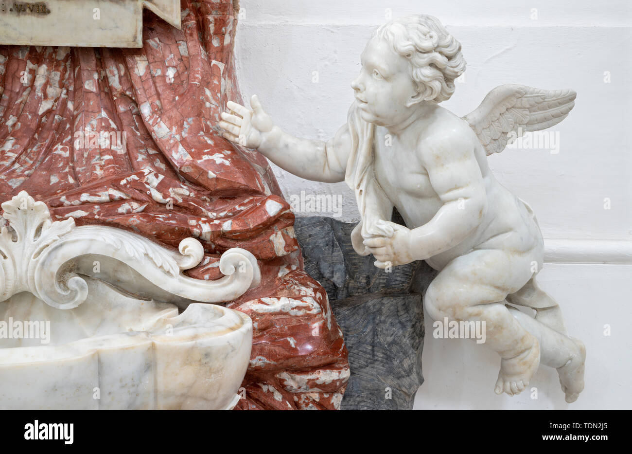 CATANIA, Italia, 7 de abril de 2018: Los Ángeles y stoup barroco de mármol en la Chiesa di San Nicolo. Foto de stock