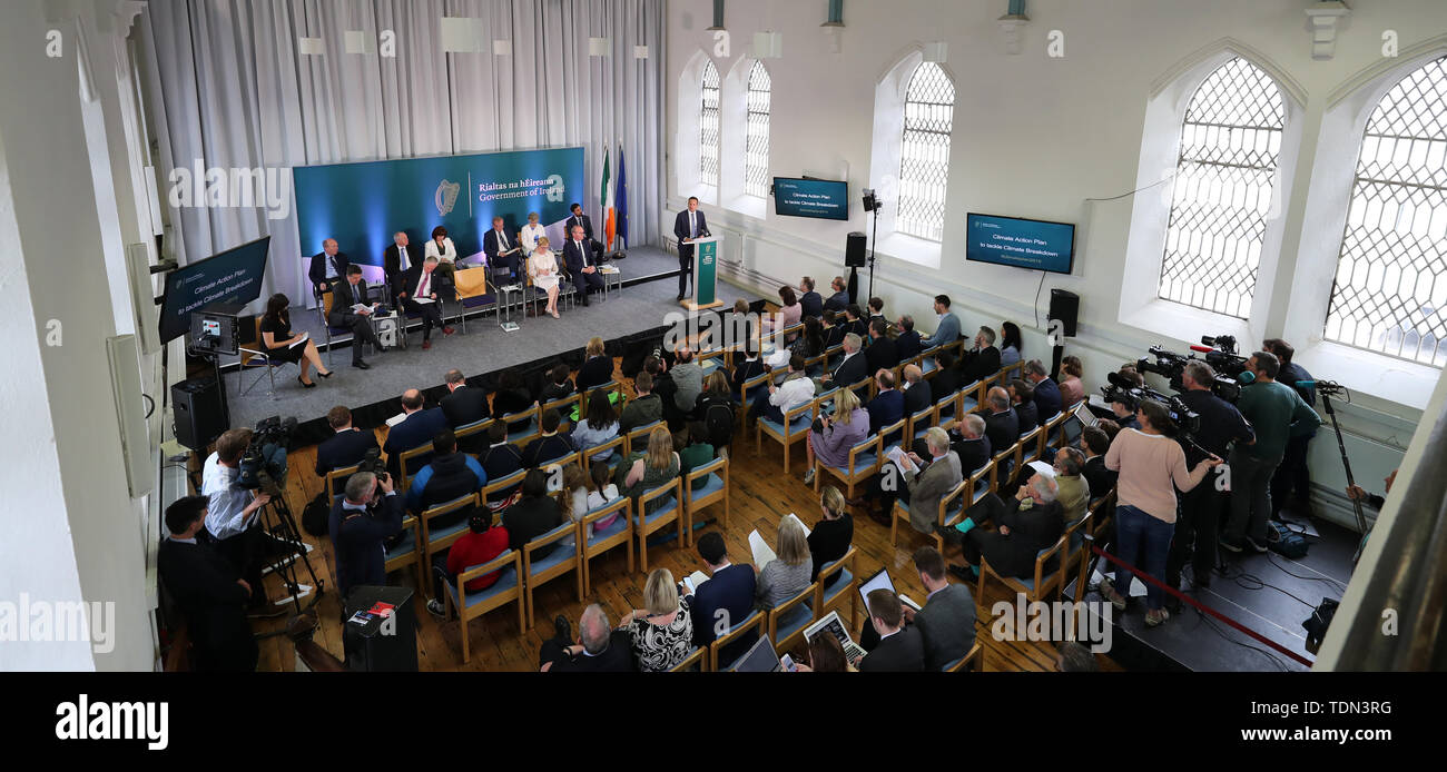 Taoiseach Leo Varadkar hablando en tu campus Grangegorman de Dublín para la publicación de los gobiernos Clima Clima de Plan de acción para hacer frente a la ruptura. Foto de stock