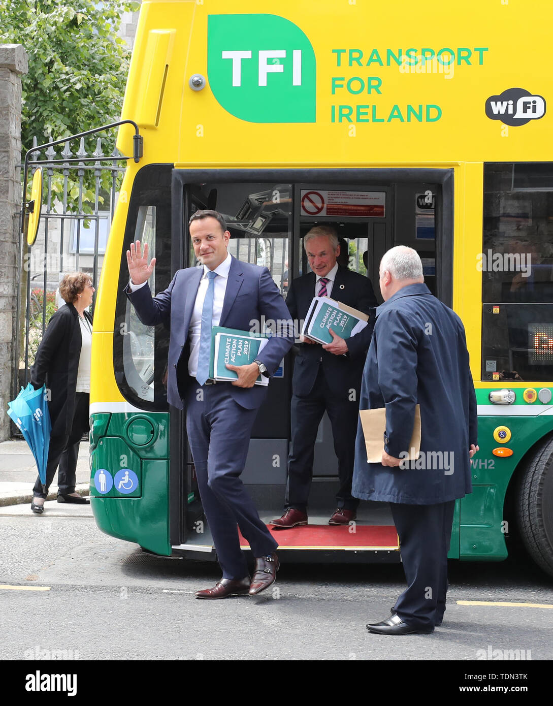 Taoiseach Leo Varadkar y Ministro Bruton llega en un híbrido Electirc bus en tu campus Grangegorman de Dublín para la publicación de los gobiernos Clima Clima de Plan de acción para hacer frente a la ruptura. Foto de stock