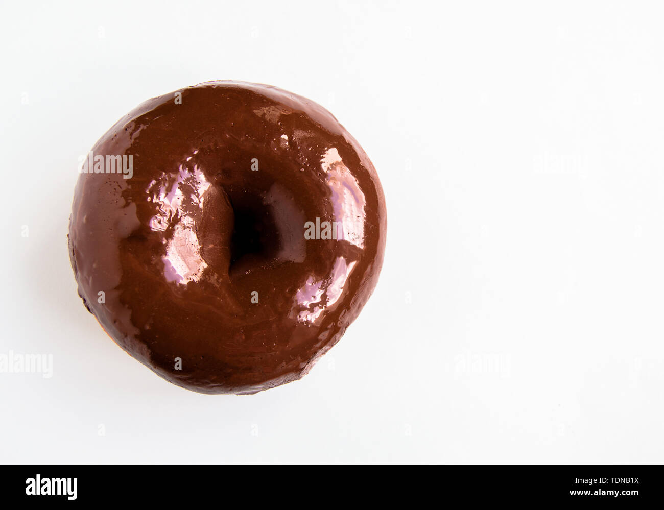 Close-up de deliciosas donut con glaseado de chocolate brillante espejo  aislado sobre fondo blanco. La vista desde la cima Fotografía de stock -  Alamy