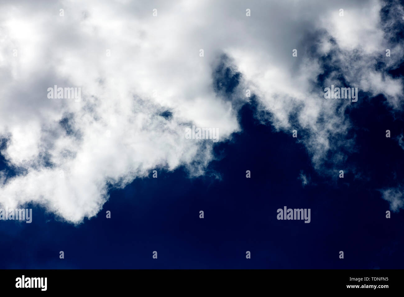 Cielo con nubes de fondo de verano de ensueño fino arte en impresiones de alta calidad en productos 59 megapíxeles Foto de stock