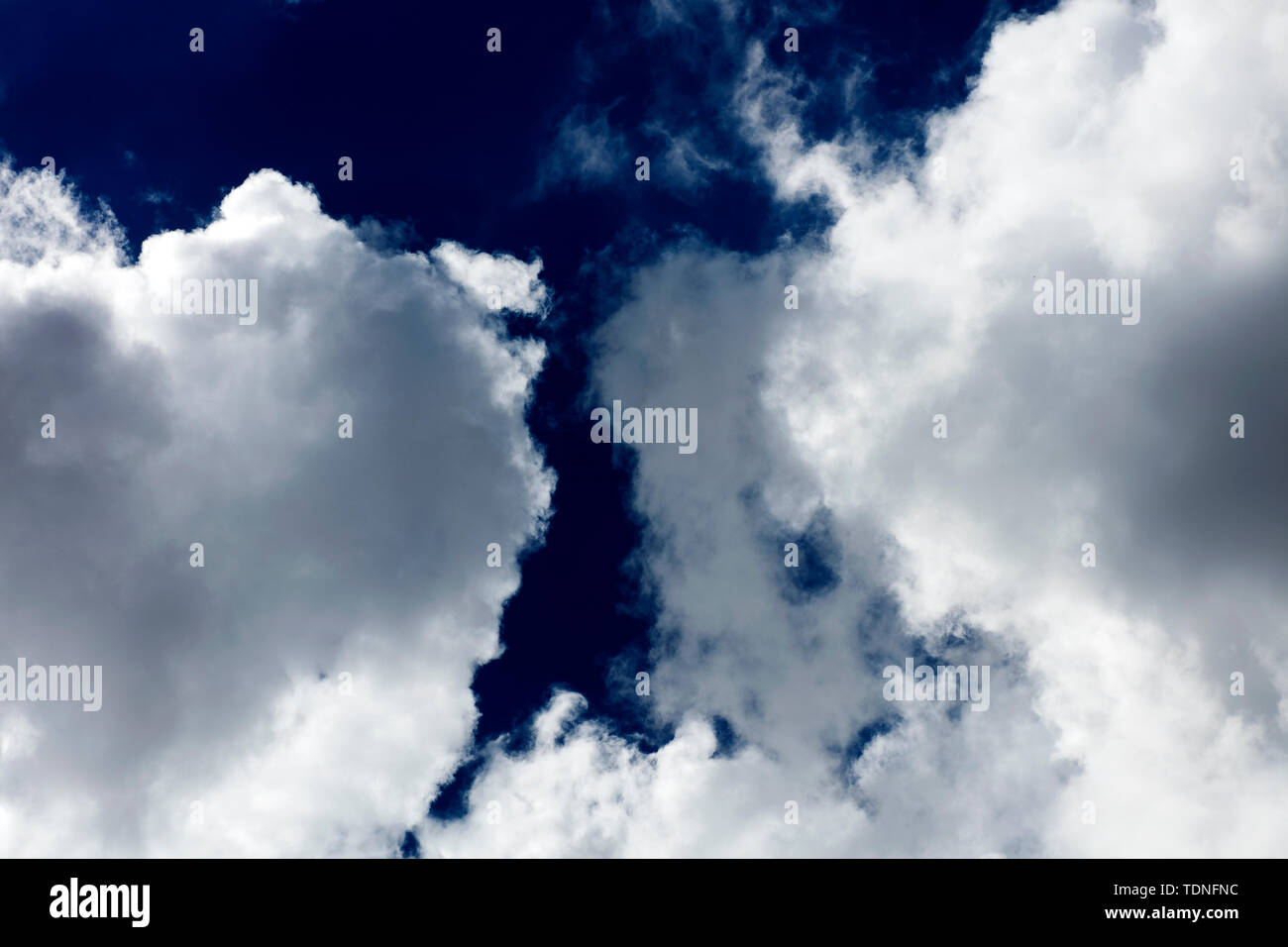 Cielo con nubes de fondo de verano de ensueño fino arte en impresiones de alta calidad en productos 59 megapíxeles Foto de stock