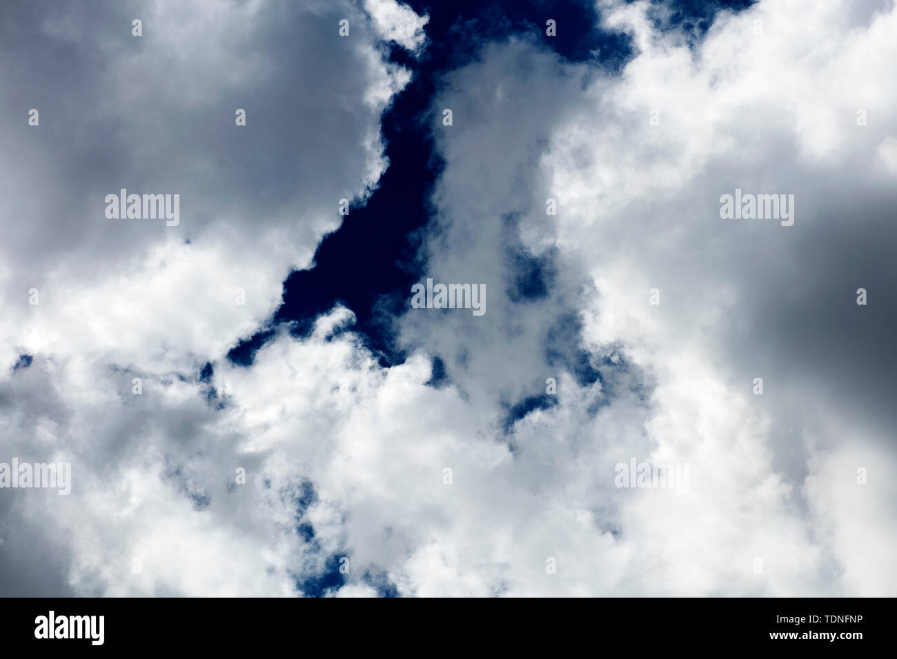 Cielo con nubes de fondo de verano de ensueño fino arte en impresiones de alta calidad en productos 59 megapíxeles Foto de stock