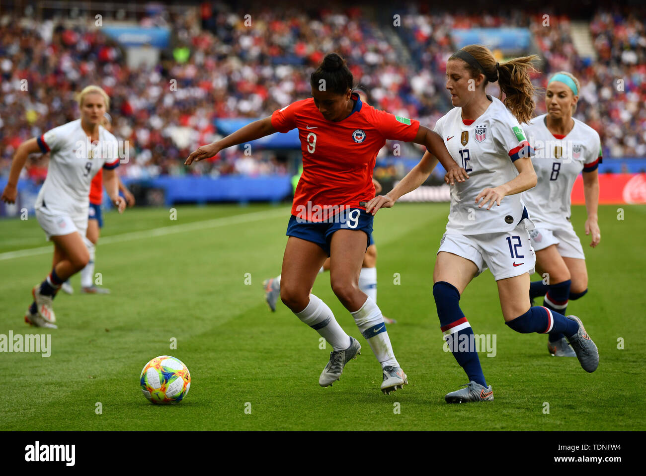 El 16 de junio de 2019 en París, Francia Copa Mundial Femenina Fútbol Francia 2019: v Chile abordar María José Urrutia (Chile) (9) Davidson (USA) (12 Fotografía de stock - Alamy