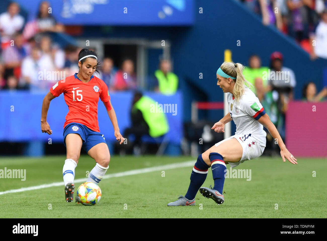 16 junio 2019 Paris, France Fútbol Copa Mundial Femenino Francia 2019: Usa  contra Chile su Helen Galaz (Chile) (15) Passing Ball - Julie Ertz (USA)  (8) Defending Fotografía de stock - Alamy