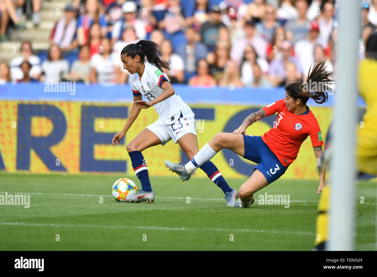 16 junio 2019 Paris, France Fútbol Copa Mundial Francia 2019: contra Chile Christen Press (USA) (23) el balón atacado por Carla Guerrero (Chile) (3 Fotografía de stock - Alamy