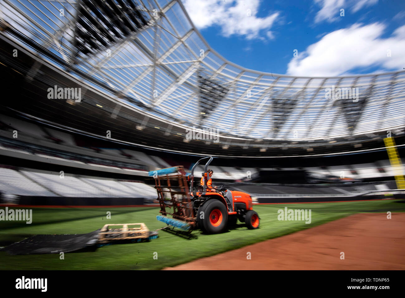 Se están haciendo preparativos para transformar el estadio en Londres Londres desde un campo de fútbol a un campo de béisbol, por delante de la primera temporada regular de Major League Baseball serie que se producen en Europa, cuando Boston Red Sox juegan los Yankees de Nueva York. Foto de stock