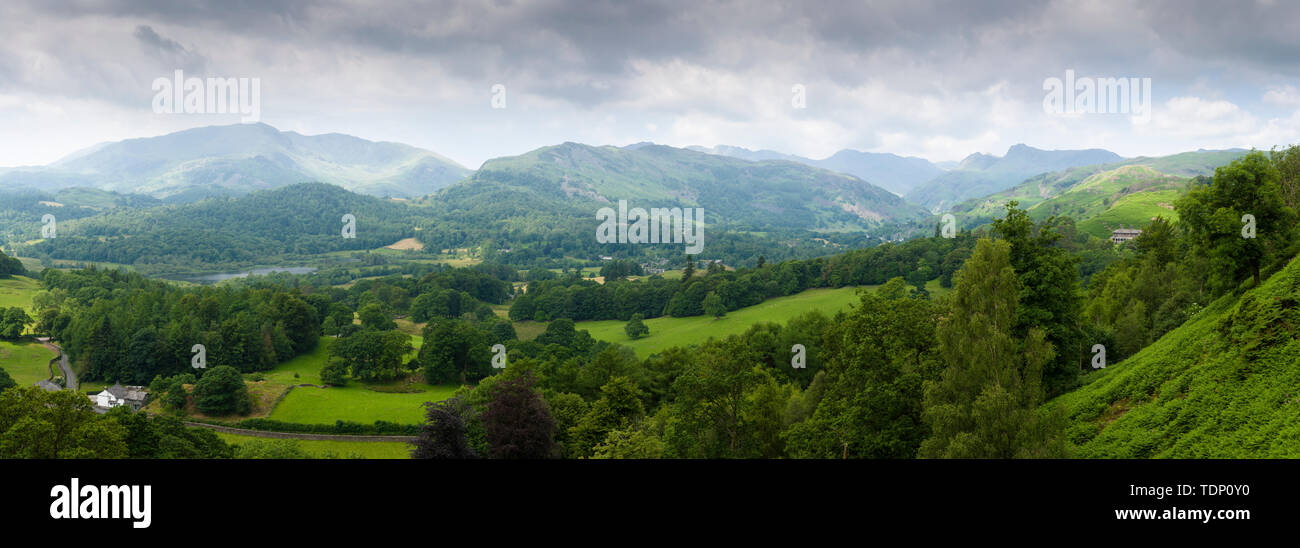 Una vista panorámica de Lingmoor Wetherlam, cayó, Gran Langdale Valley y Langdale Pikes de Loughrigg cayó en el Lake District, Cumbria, Inglaterra. Foto de stock