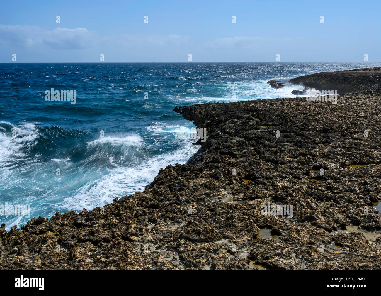 La roca de coral en el litoral del Parque Nacional Shete Boka, la isla de Curaçao Antillas menores; Foto de stock