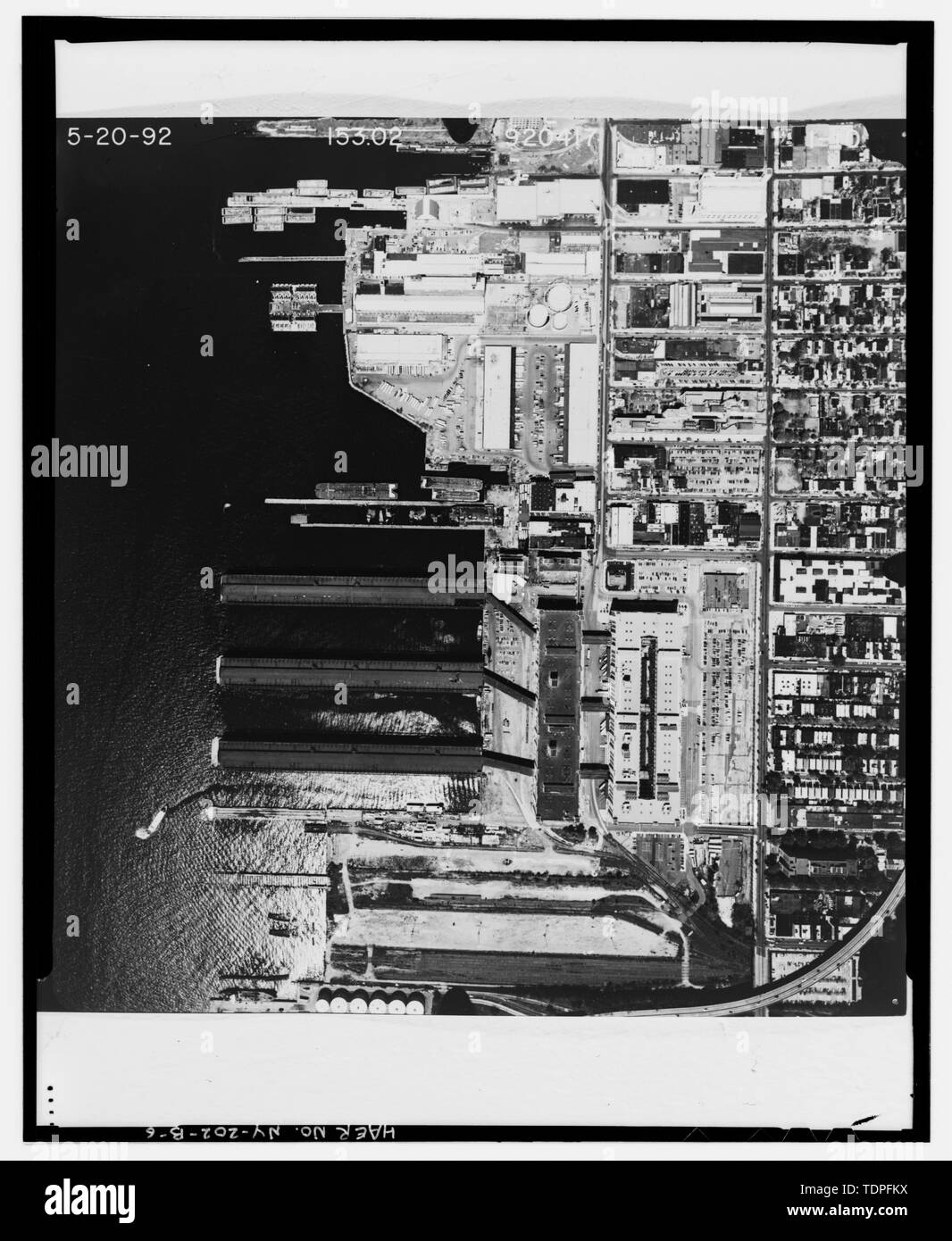 (Original en posesión de NYC el desarrollo económico Corp.) Topo-Metrics, Inc, 1992. Vista aérea de la terminal - El Ejército de Brooklyn Brooklyn Army Base de abastecimiento, Pier 2, Brooklyn, NY, del condado de Kings Foto de stock