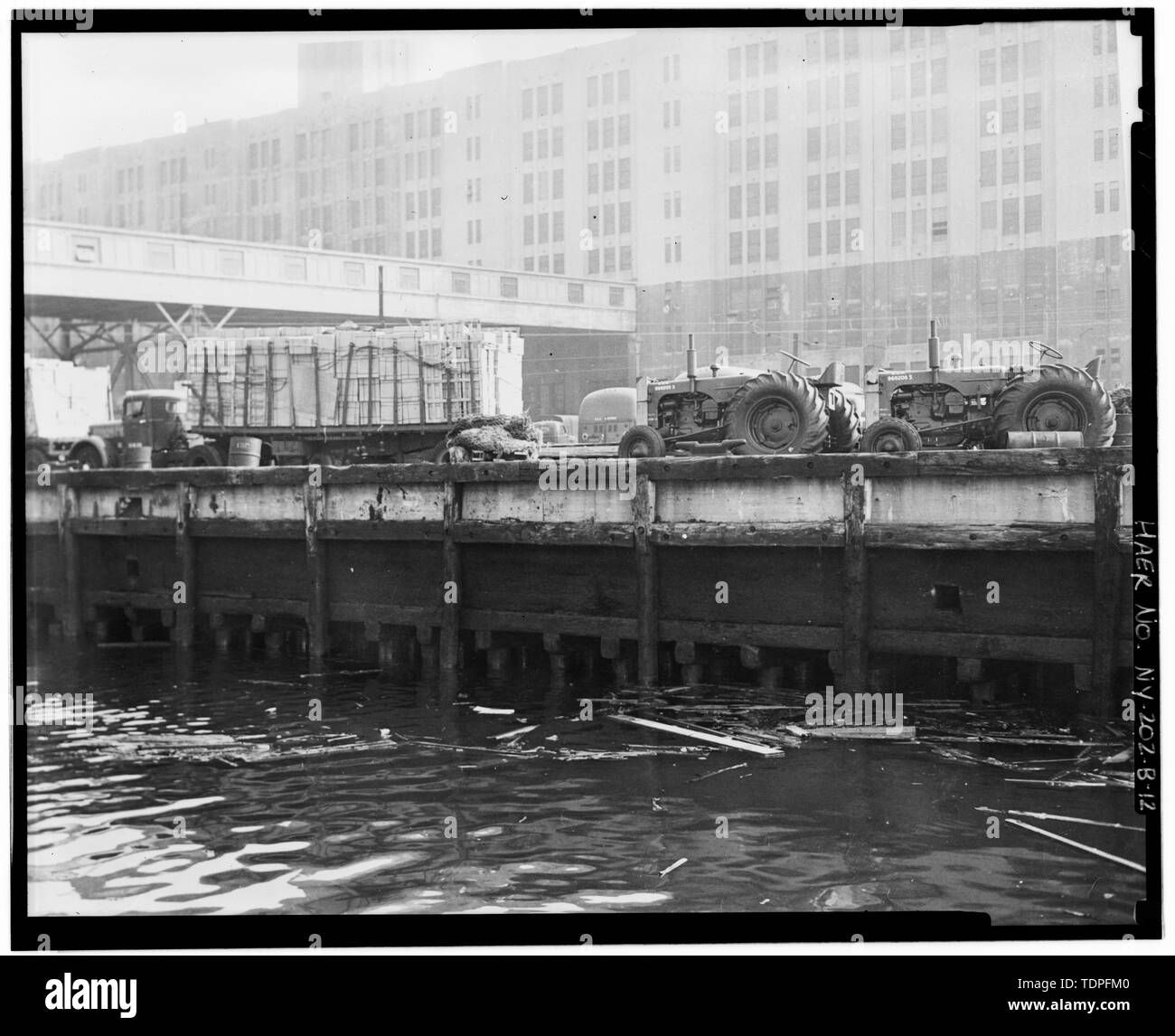 (Original en posesión de NYC el desarrollo económico Corp.) del ejército de los Estados Unidos Fotografía, 1952 VISTA DE AGUJEROS DE PRUEBA ENTRE LOS MUELLES - Brooklyn Army Base de abastecimiento, Pier 2, Brooklyn, NY, del condado de Kings Foto de stock