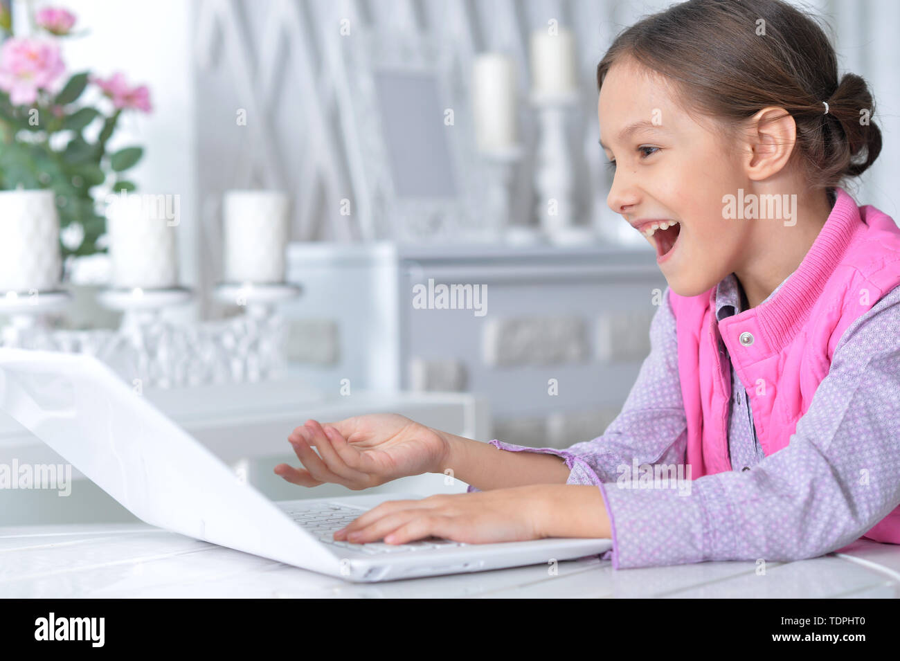 Retrato de cute little girl utilizando modernas laptop Foto de stock