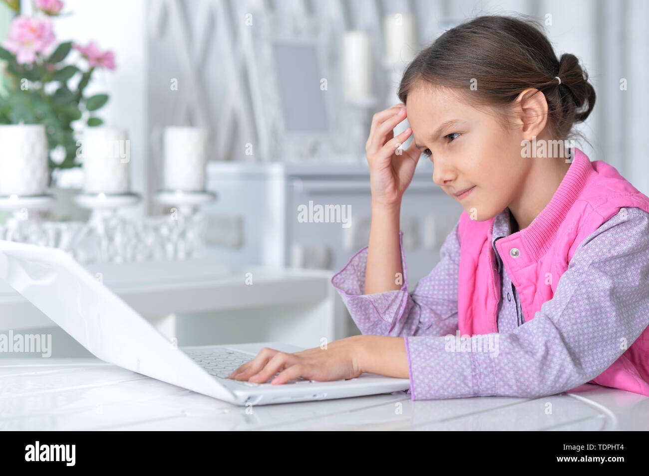Retrato de cute little girl utilizando modernas laptop Foto de stock