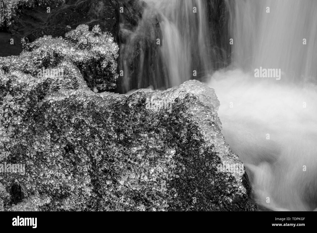 Las rocas cubiertas de hielo desde el spray congelado de una pequeña cascada; Oriente Sackville, Nova Scotia, Canadá Foto de stock
