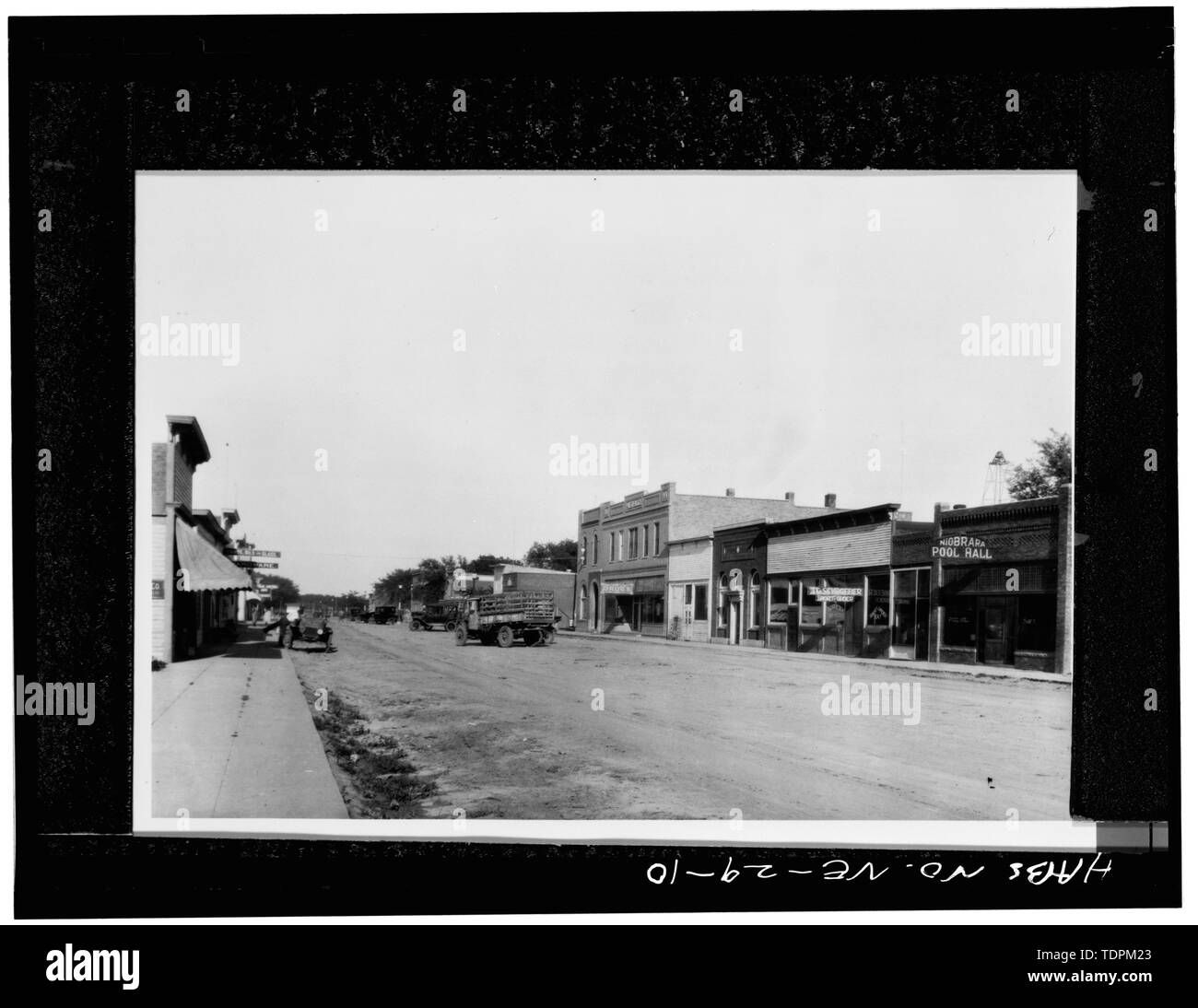 Fotocopia del bloque, gran edificio de ladrillo, al lado derecho de la calle, a comienzos del