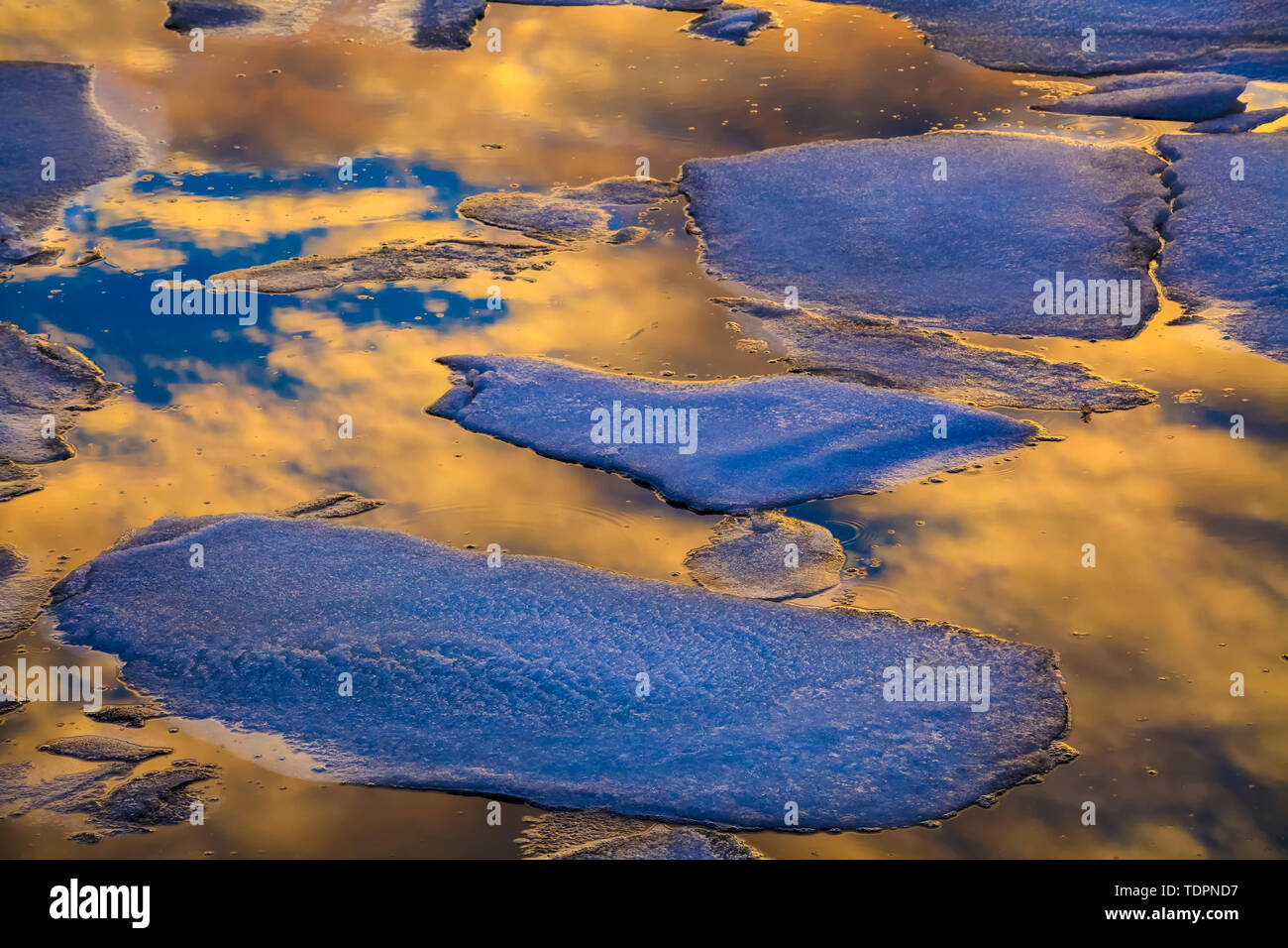 Cubetas para hielo y reflexiones sobre el cielo del atardecer; Bahía en Bedford Bedford, Nova Scotia, Canadá Foto de stock