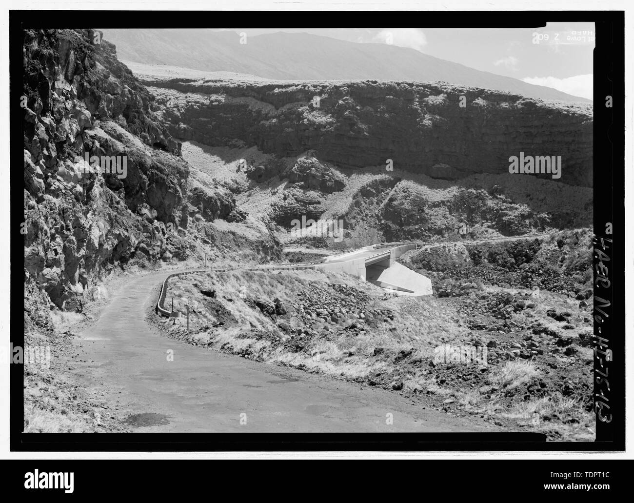 Pi'ilani Highway lateral en el lado sur de la isla, Manawainui Puente, construido en 1993 con modernos estándares ASHTO; observar la diferencia en la escala histórica con correa Hana puentes de carretera - Correa de Hana Road, entre el haiku y Kaipahulu, Hana, Maui County, HI Foto de stock