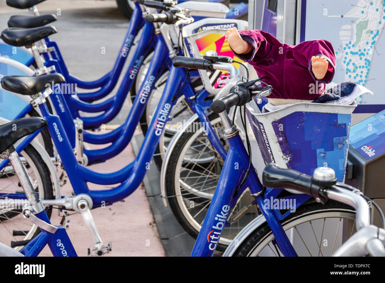 muñeca anda en bicicleta