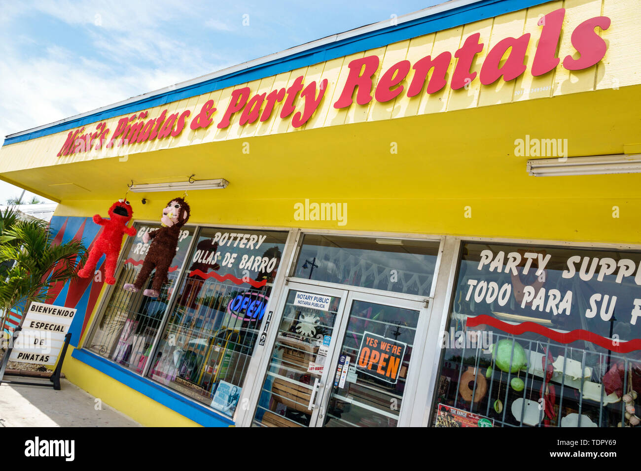 Promocionando una tienda fotografías e imágenes de alta resolución Alamy