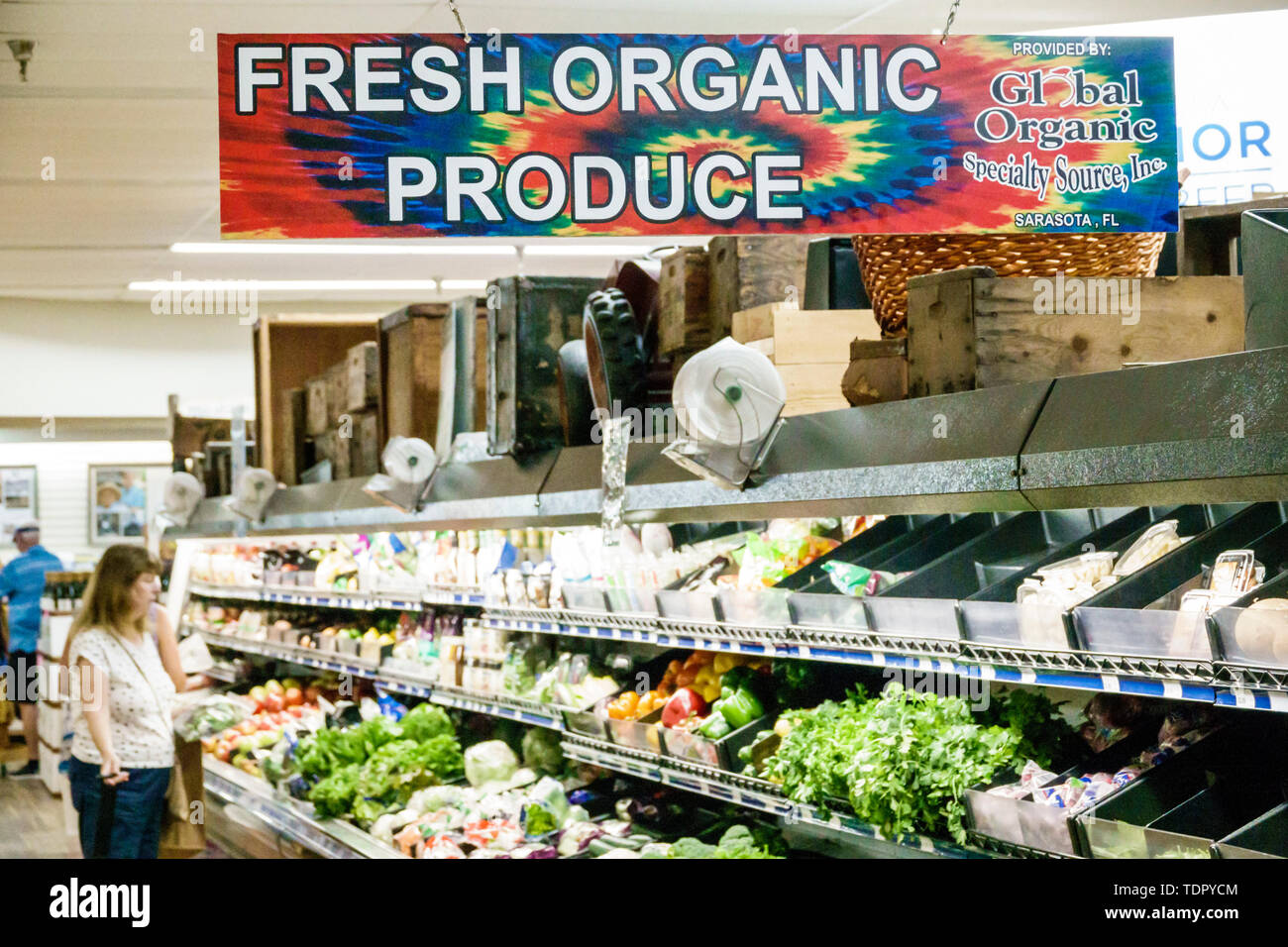 Sanibel Island Florida, Bailey's General Store, supermercado, interior, productos orgánicos, verduras, ensaladas, mujer mujer mujer mujer, compras Foto de stock