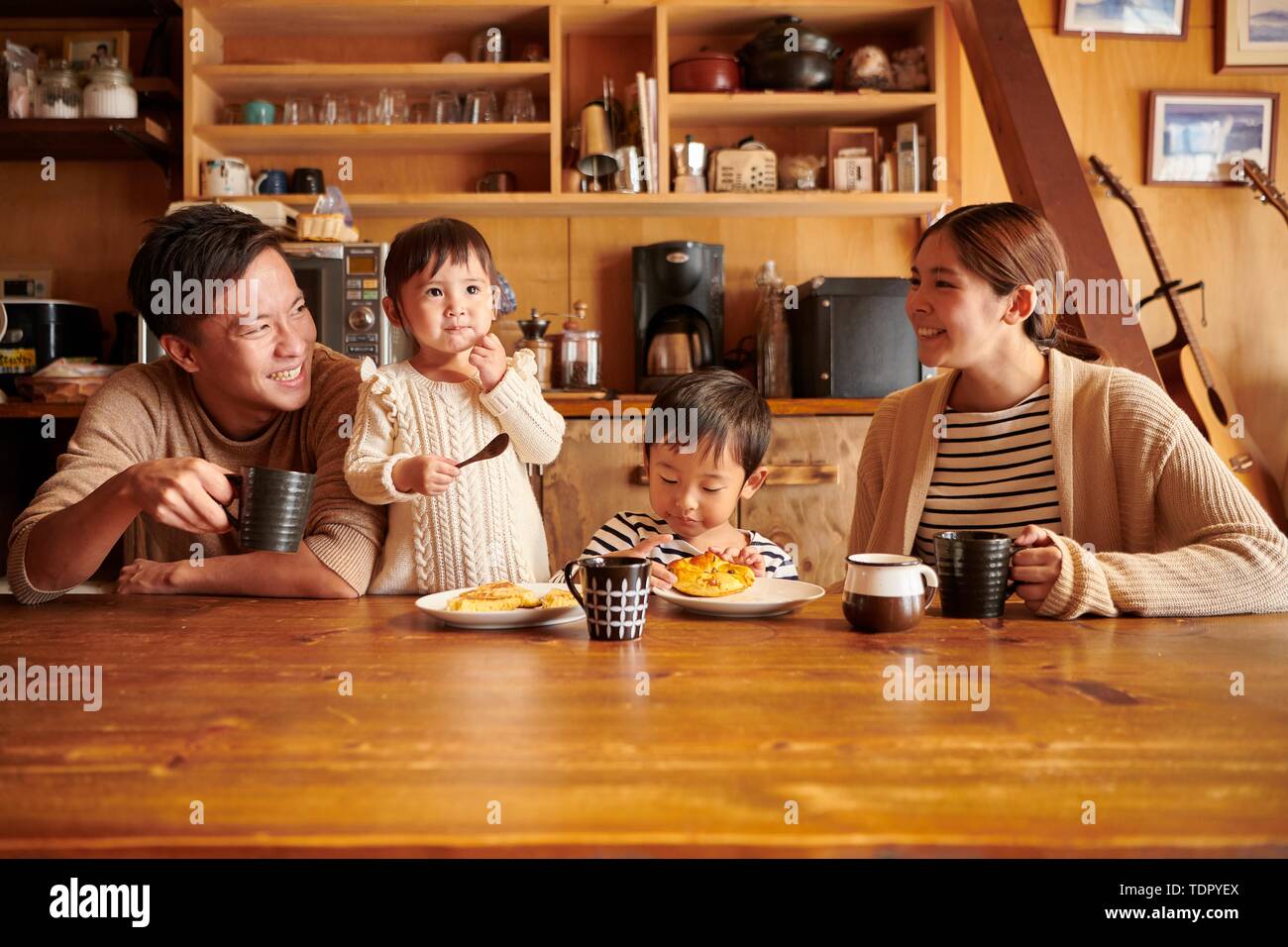 Familia japonesa en casa Foto de stock