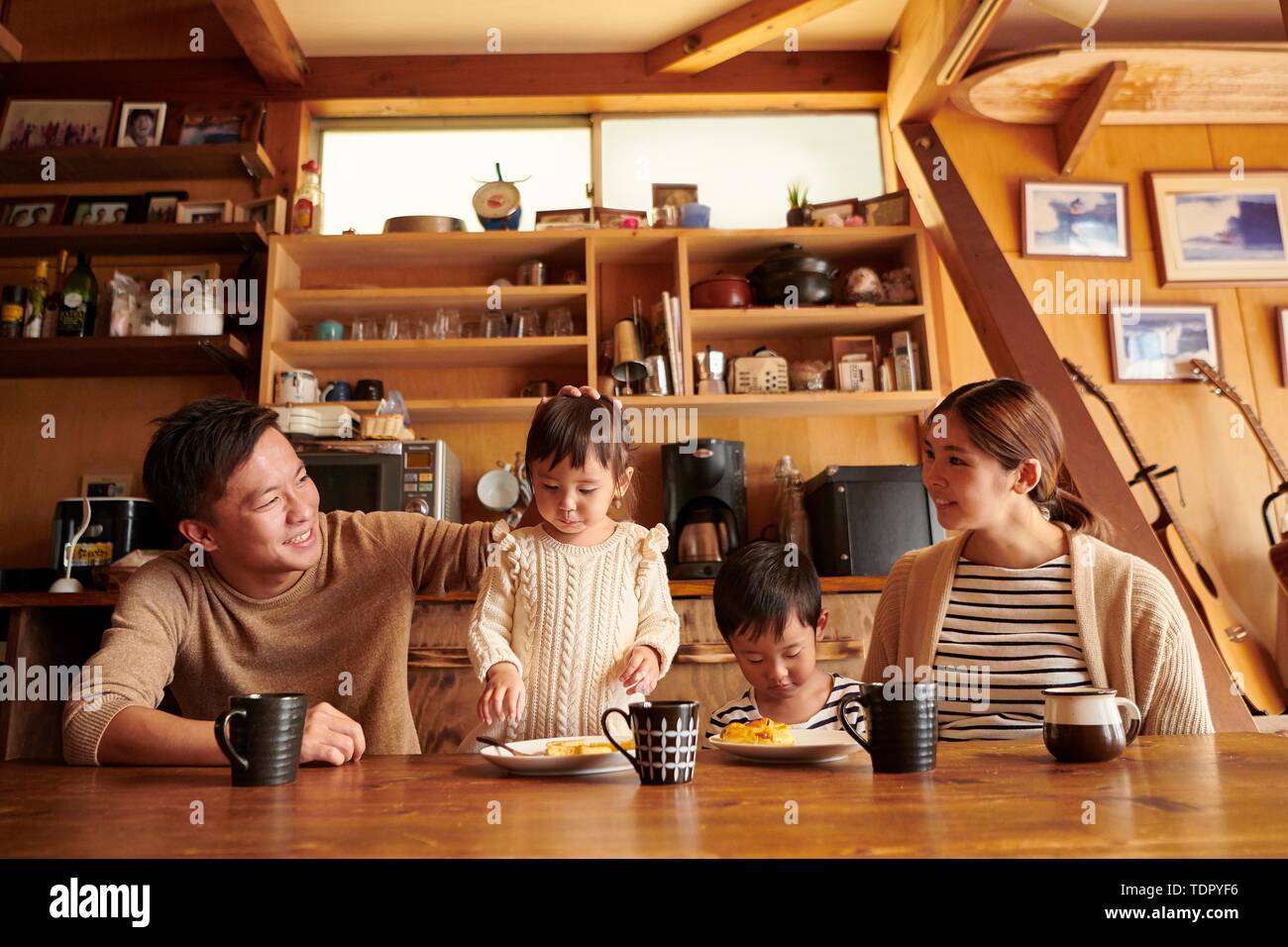 Familia japonesa en casa Foto de stock
