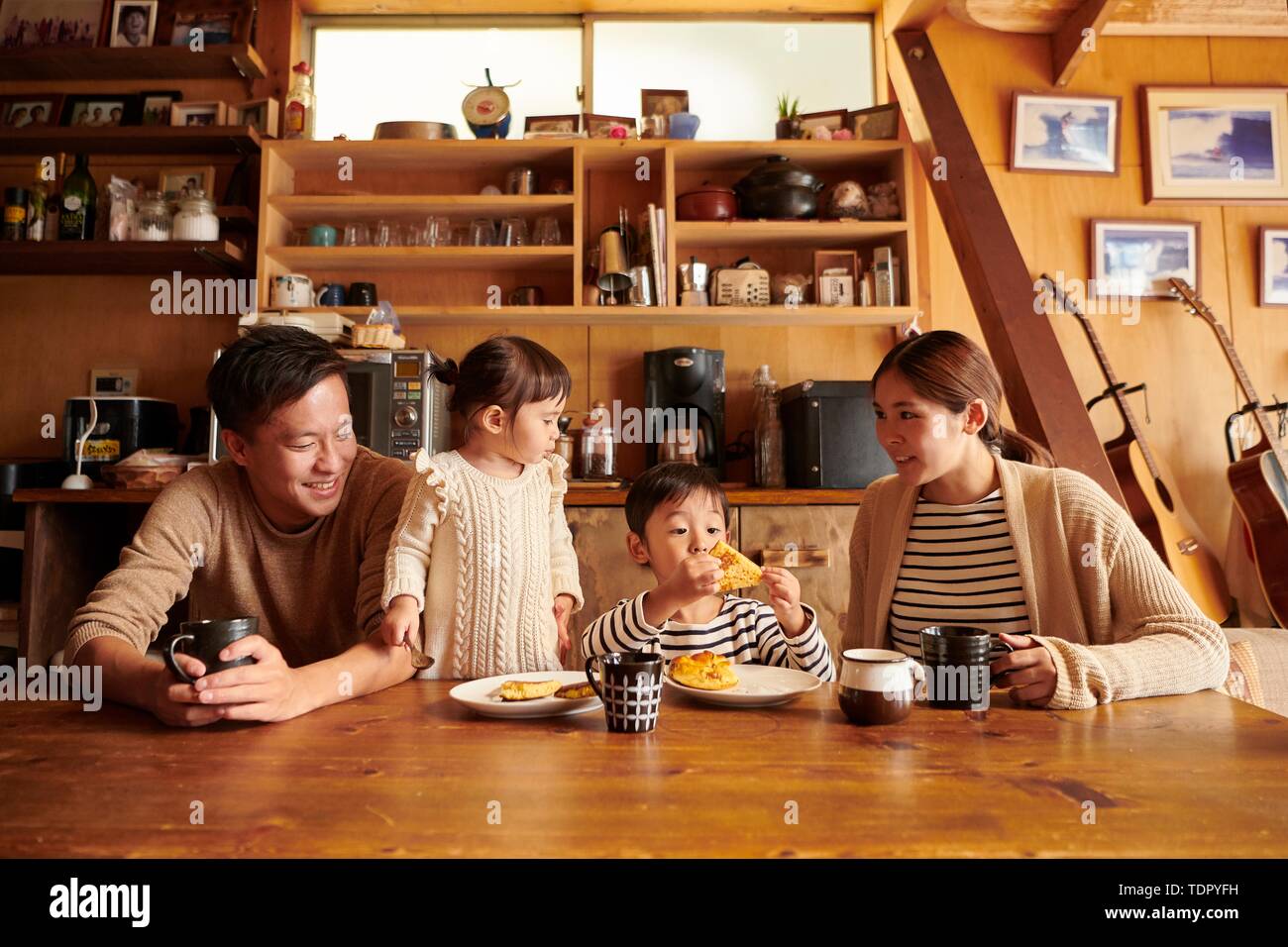 Familia japonesa en casa Foto de stock