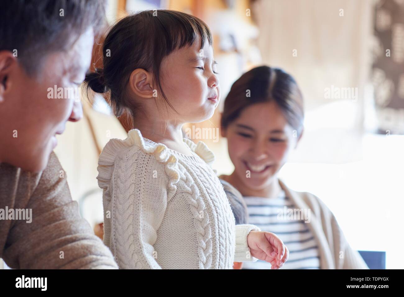 Familia japonesa en casa Foto de stock