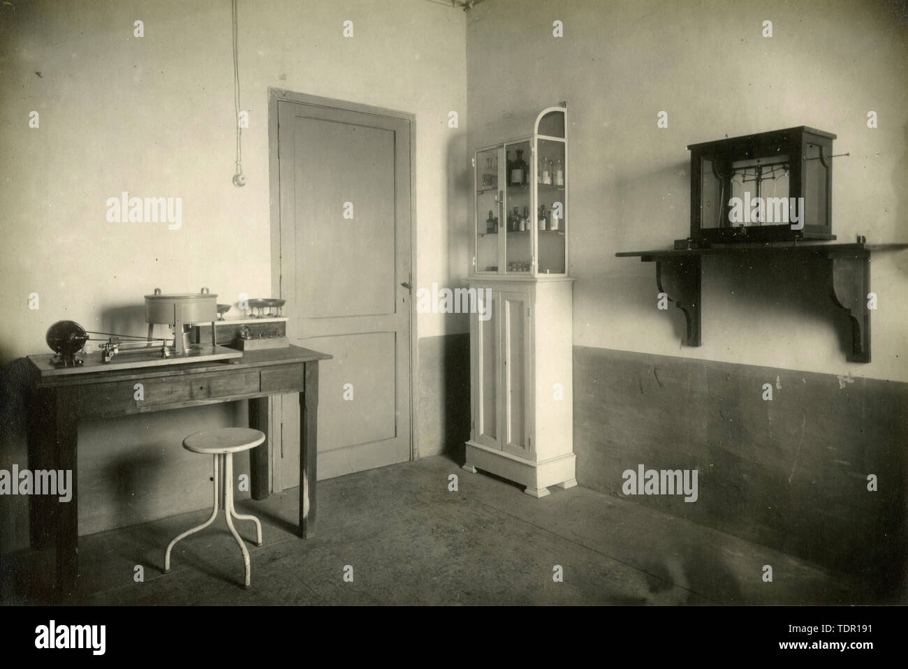 Microscopía y química de laboratorio en el Laboratorio Médico de la Fuerza Aérea Montecelio, Roma, Italia 1920 Foto de stock