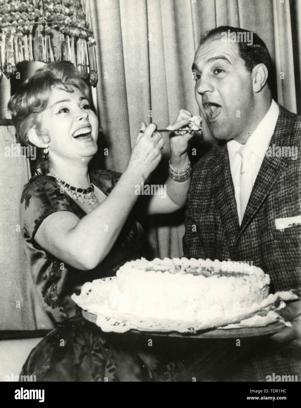 Italoamerican boxeador Rocky Marciano comer un pastel, 1950 Fotografía de  stock - Alamy