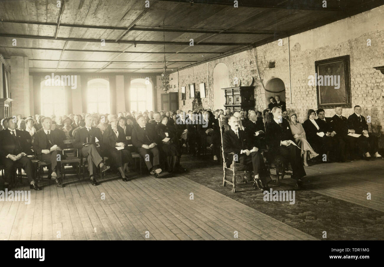 El rey Haakon VII de Noruega y el Capitán Dahl, en la apertura de la conferencia de prensa, Oslo, Noruega 1932 Foto de stock