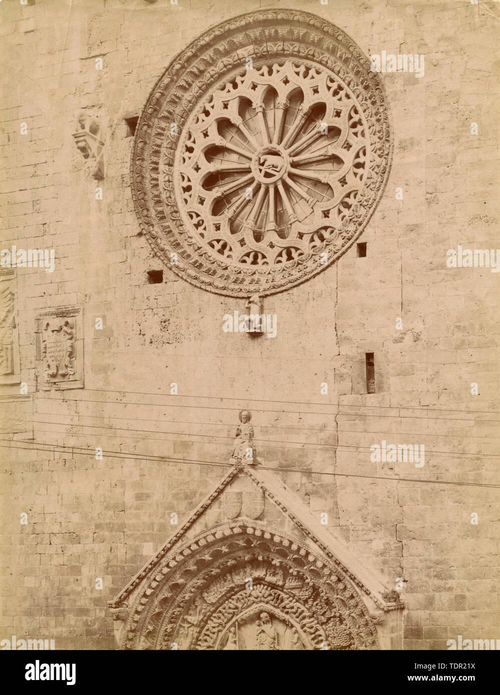 Vista del ojo y el frontispicio de la puerta de la catedral, de Altamura, Italia 1880 Foto de stock
