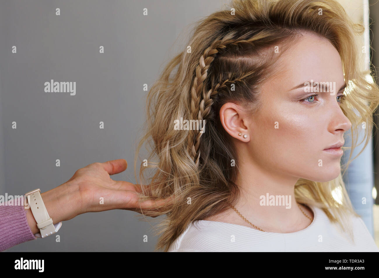 Creacion De Noche Peinados De Moda Peinados De Mujeres Elegantes Proceso Para Moldear El Cabello Cursos De Peluqueria Capacitacion Peluqueria Brading H Fotografia De Stock Alamy