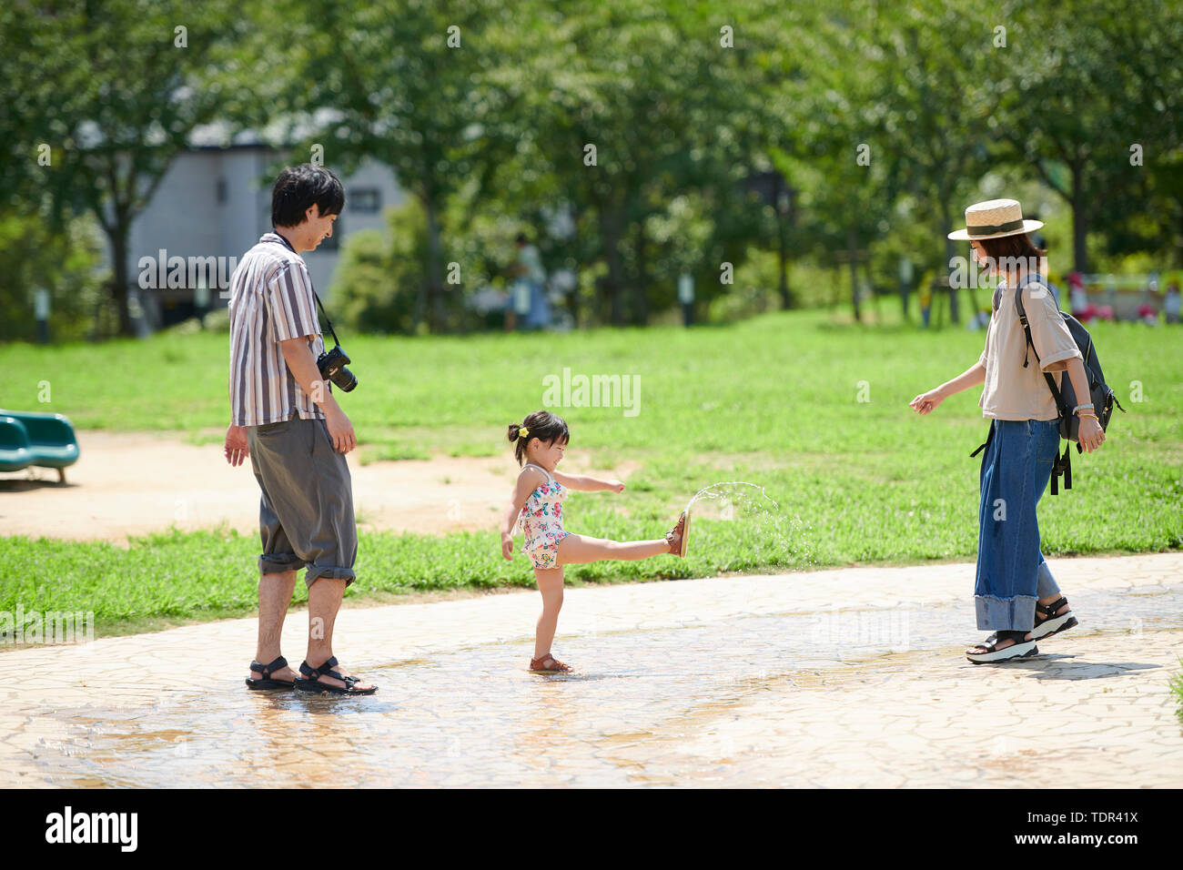 Familia japonesa en un parque de la ciudad Foto de stock
