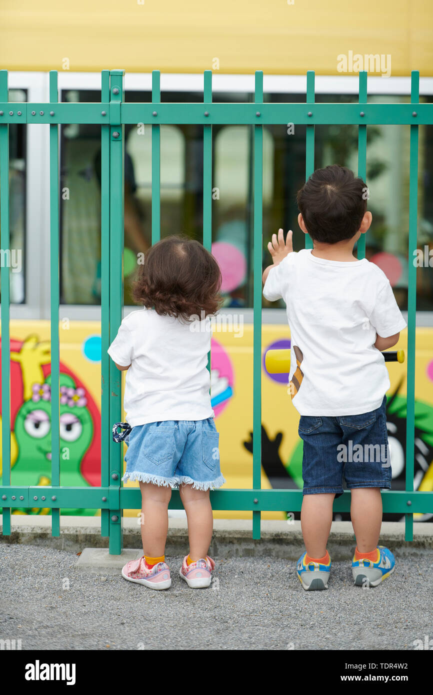 Dos niños saludando fotografías e imágenes de alta resolución - Alamy Dos niños saludando fotografías e imágenes de alta resolución - Alamy