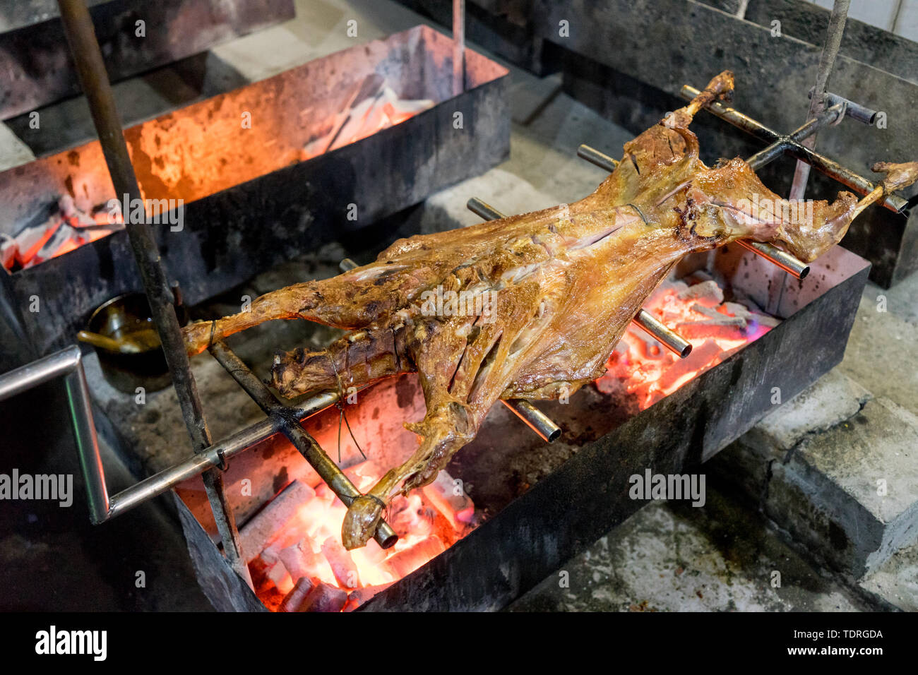 Asado de oveja entera en el horno Fotografía de stock - Alamy