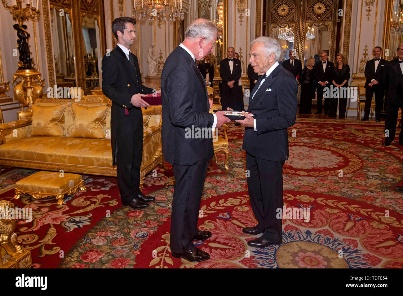 El Príncipe de Gales presenta diseñador Ralph Lauren con su honorario KBE (Caballero Comandante de la Orden del Imperio Británico) por servicios prestados a la moda en una ceremonia privada en el Palacio de Buckingham. Foto de stock