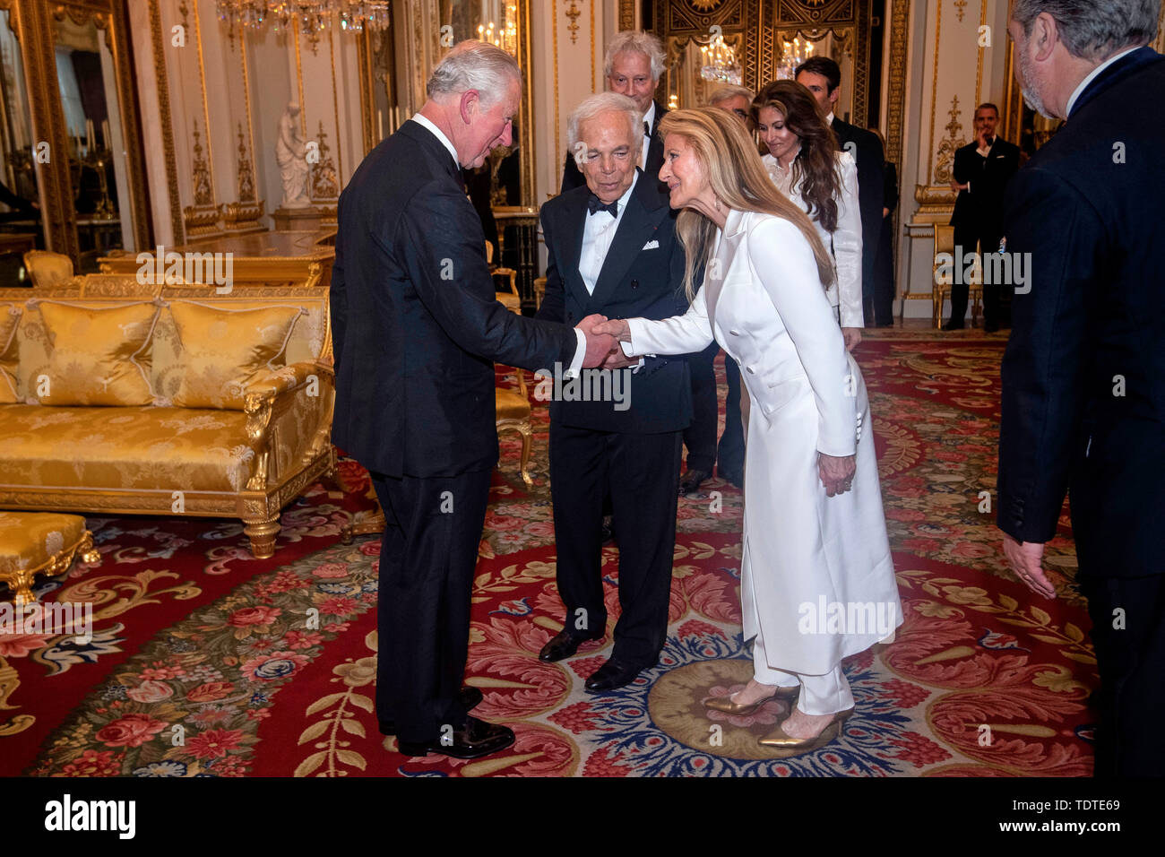 El Príncipe de Gales, el diseñador Ralph Lauren y su esposa Ricky Lauren después fue presentado con su honorario KBE (Caballero Comandante de la Orden del Imperio Británico) por servicios prestados a la moda en una ceremonia privada en el Palacio de Buckingham. Foto de stock