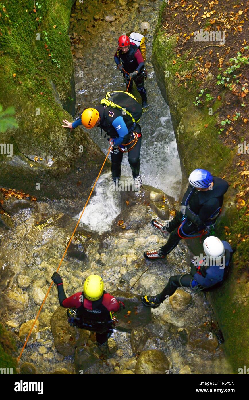 Canyoning en el agua caída de Angon, Francia, Saboya y Alta Saboya, Annecy Foto de stock