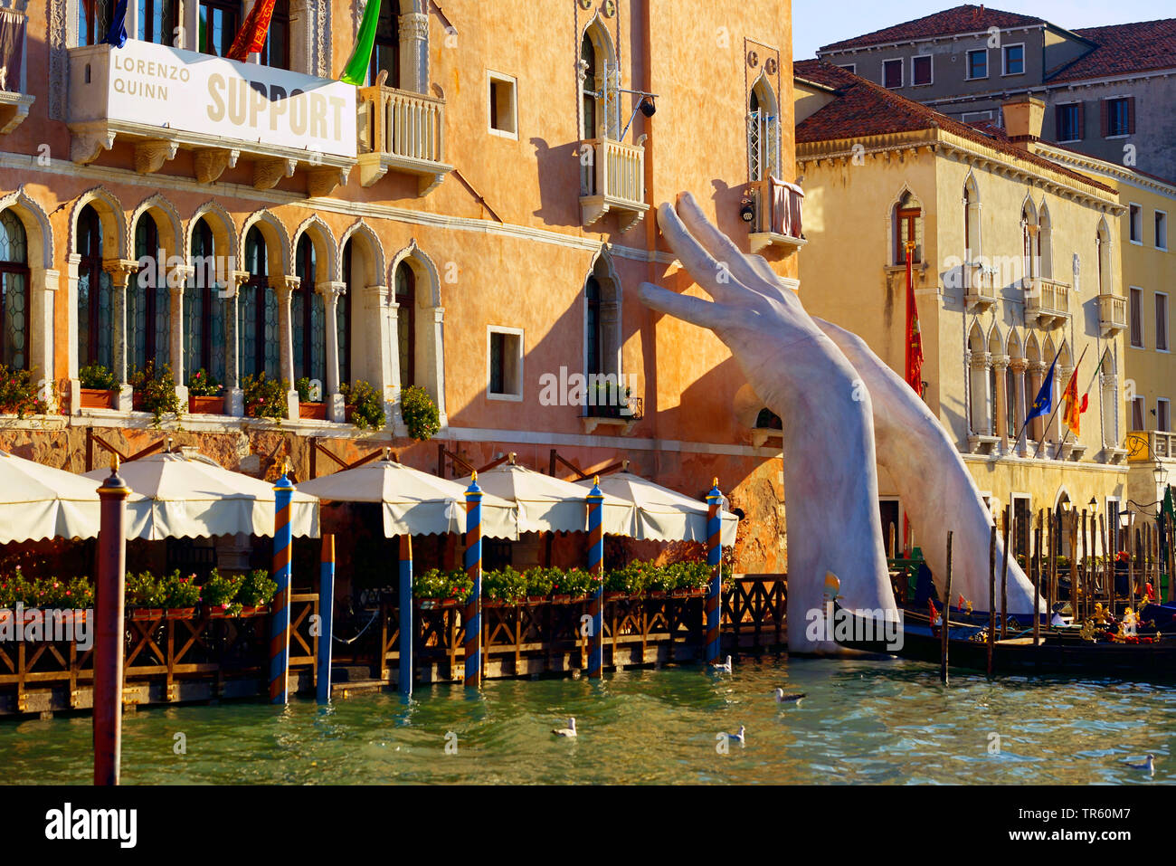 Soporte de escultura monumental, la mano que sostiene un hotel en Venecia, Italia, Venecia Foto de stock