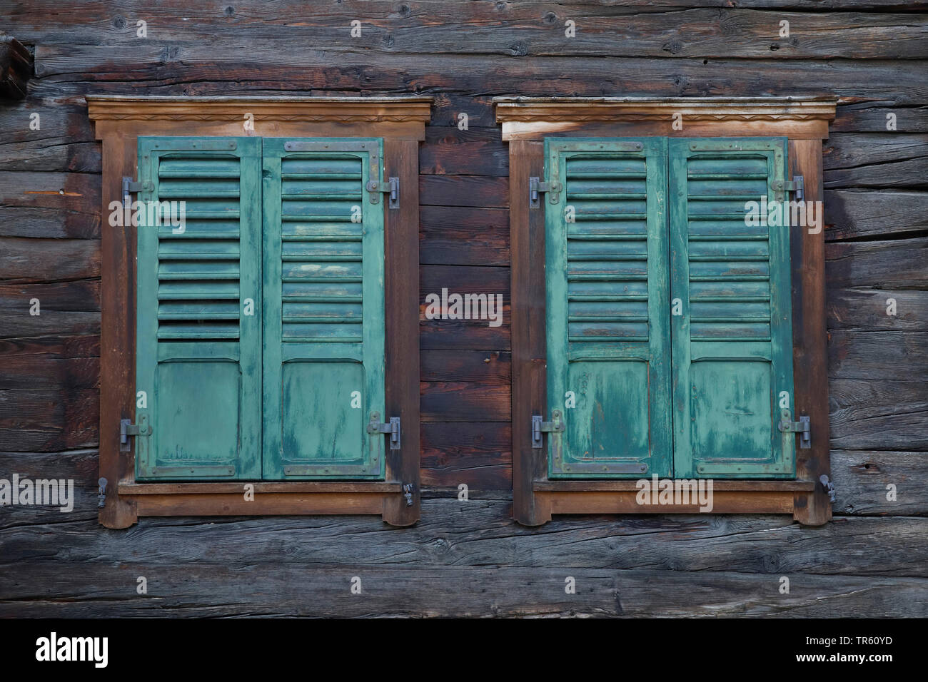Casa de bastidor con persianas cerradas, Valais, Suiza Foto de stock