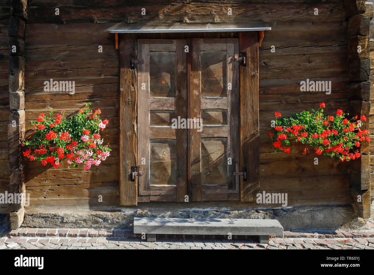 Puerta de madera de una casa del bastidor, Suiza Foto de stock