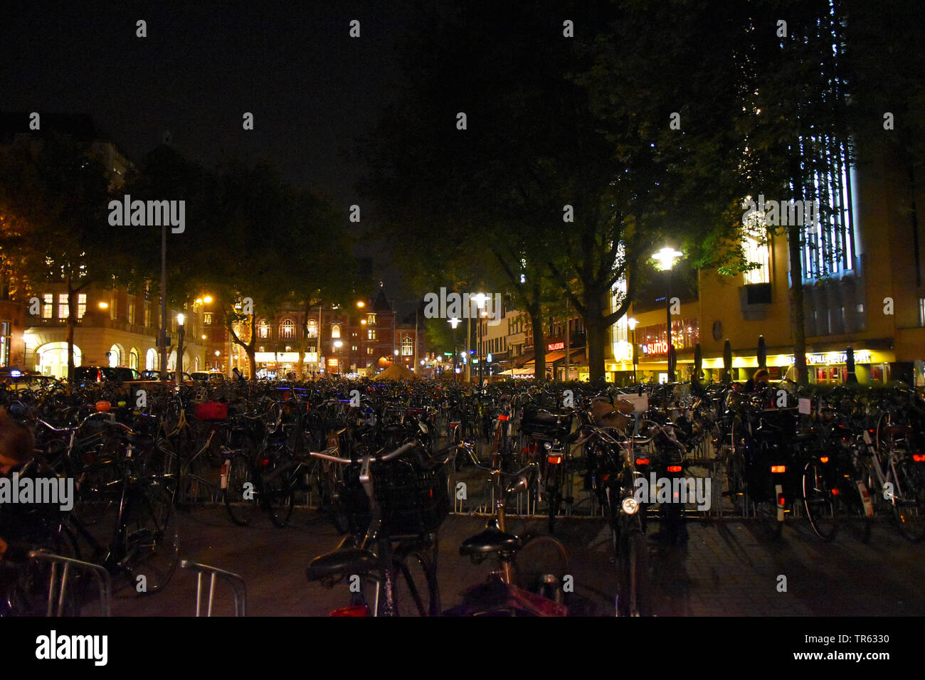Aparcamiento para bicicletas en Amsterdam por la noche, los Países Bajos, el norte de los Países Bajos, Amsterdam Foto de stock