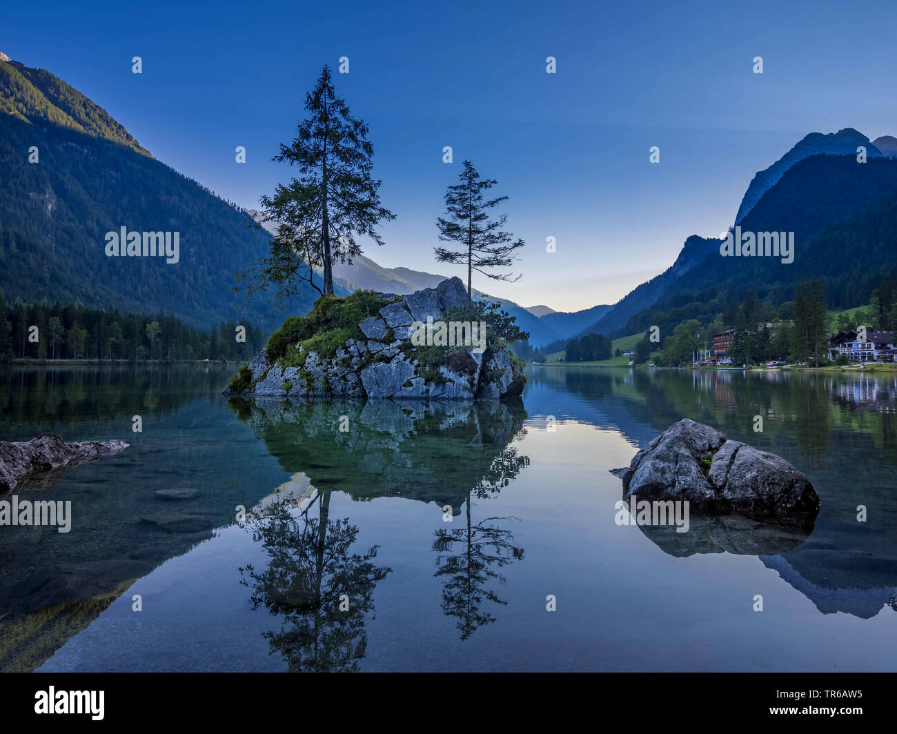 Lago Hintersee en el Parque Nacional Berchtesgaden en luz del atardecer, Alemania, Baviera, Parque Nacional Berchtesgaden Foto de stock