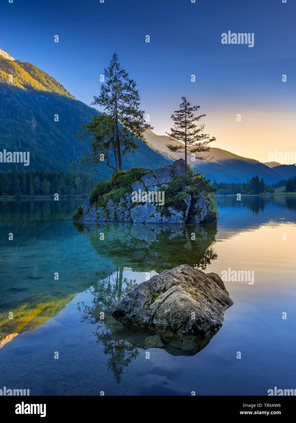 Lago Hintersee en el Parque Nacional Berchtesgaden en luz del atardecer, Alemania, Baviera, Parque Nacional Berchtesgaden Foto de stock