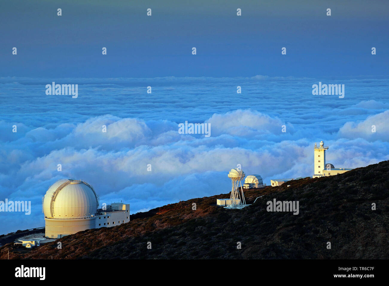 Observatorio del Roque de los Muchachos por encima de las nubes, de las Islas Canarias, La Palma Foto de stock