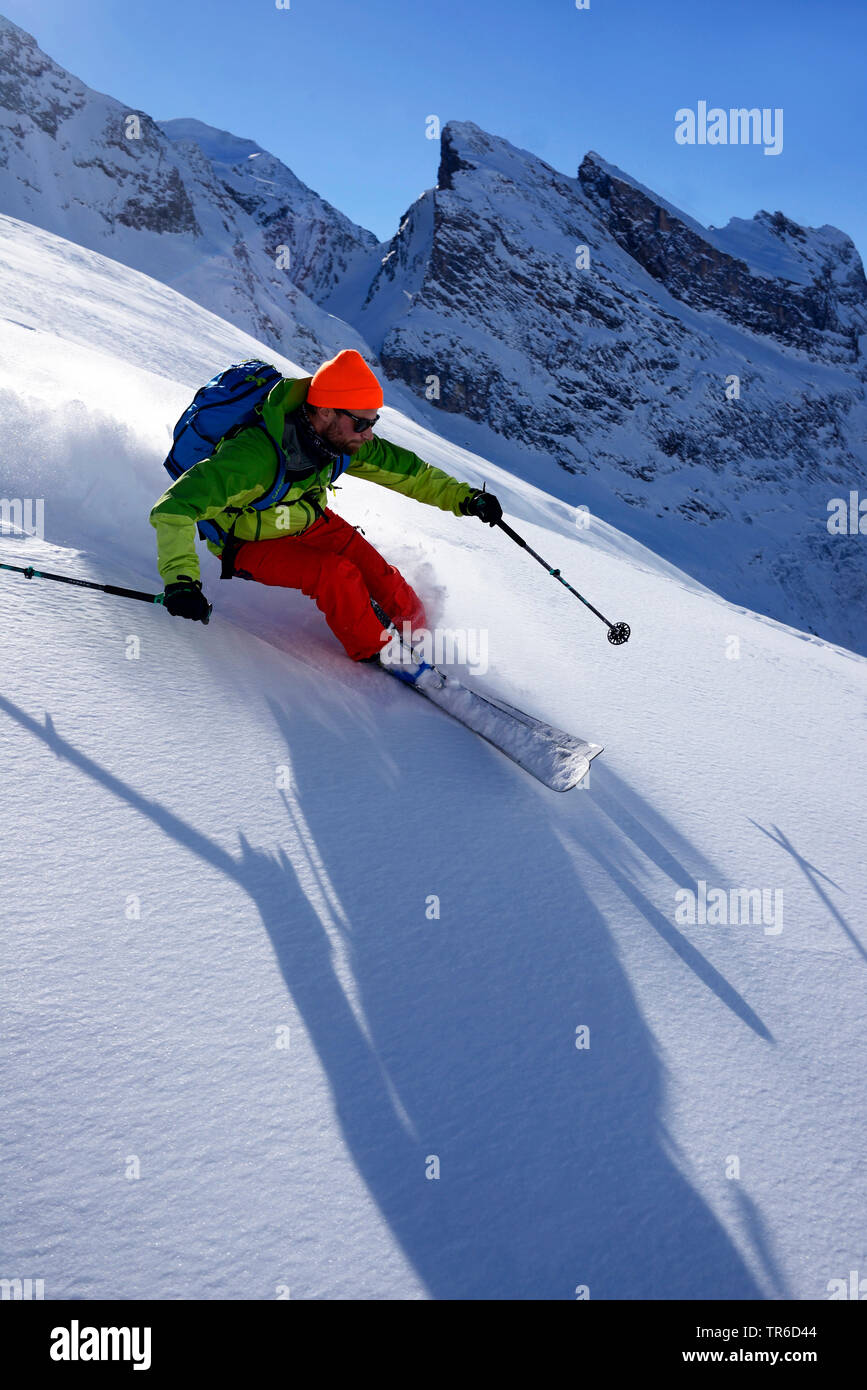 Esquiador en los Alpes, Francia, Savoie, Parque Nacional de Vanoise, Pralognan Foto de stock